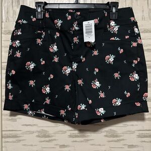 Torrid Womens Sateen Black Floral Short Mid Rise Size 10 Stretch Cuffed Plus NWT